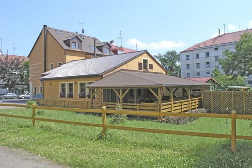 Restaurace u kostela - letní terasa s výhledem do zeleně